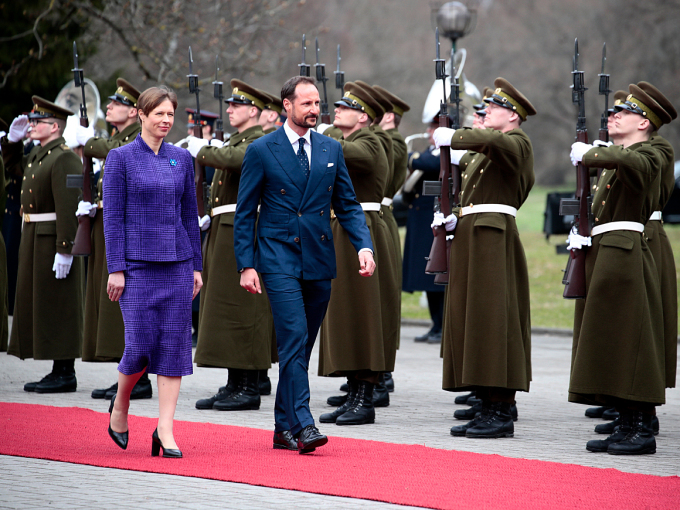Kronprins Haakon og President Kaljulaid inspiserer den estiske æresgarden. Foto: Lise Åserud, NTB scanpix